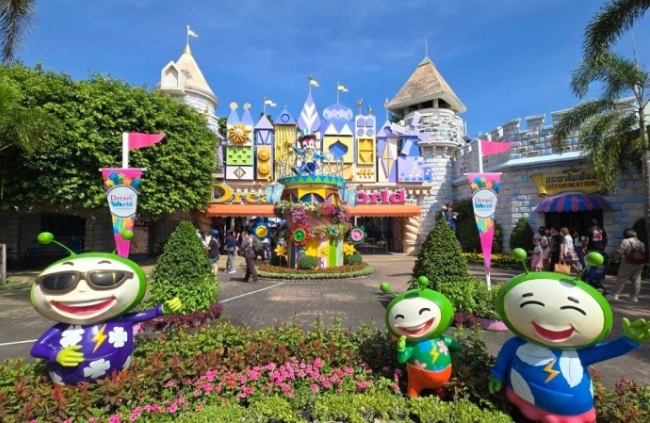 Dreaming Big at Dreamworld: Our Weekend Getaway