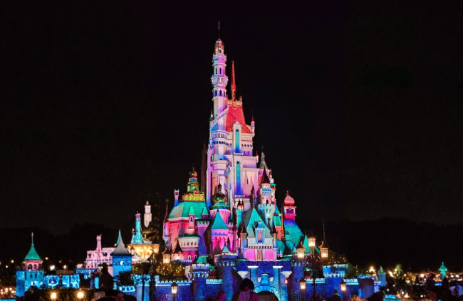 Chasing Winter in the Tropics: A Royal Appointment in Hong Kong