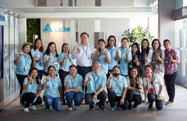 det-volunteers-enjoy-chatting-with-jackie-in-our-first-coffee-talk-with-our-president